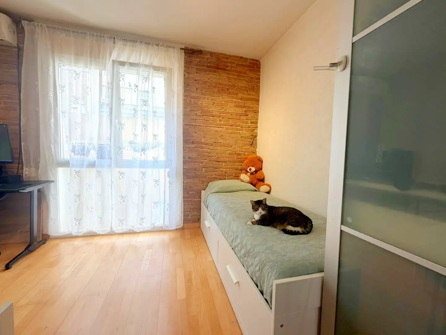 Schlafzimmer von Wohnung zum Verkauf in Barcelona mit Klimaanlage, Parkett und Ofen