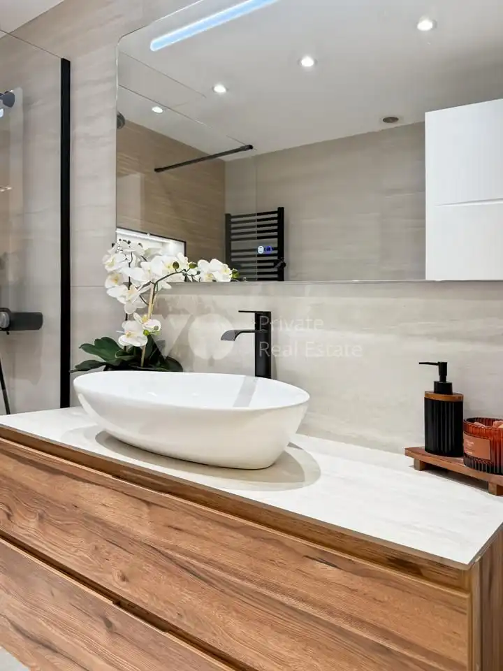 Badezimmer von Erdgeschoss zum Verkauf in Boadilla del Monte mit Klimaanlage, Heizung und Privatgarten