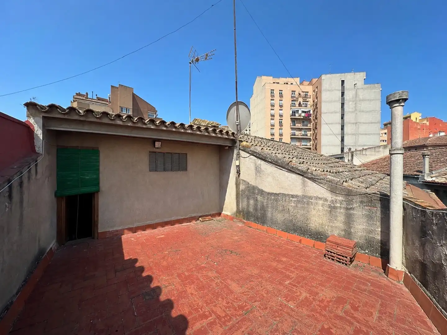 Vista exterior de Casa o xalet en venda en Rubí amb Calefacció, Terrassa i Balcó