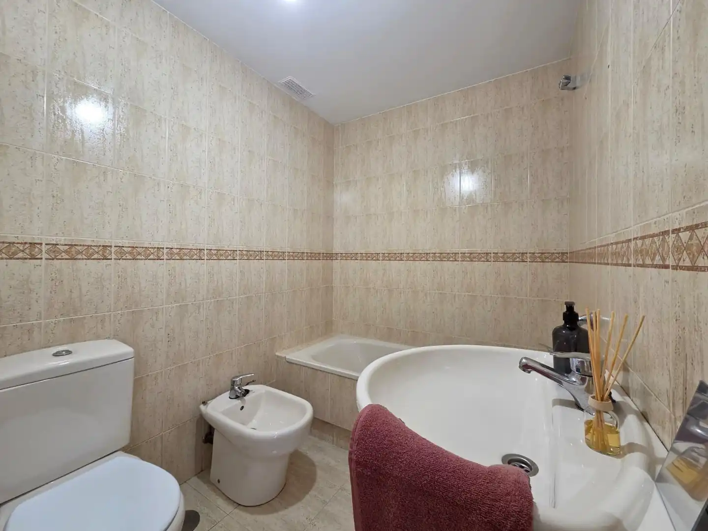 Badezimmer von Wohnung zum Verkauf in Santander mit Heizung, Privatgarten und Parkett