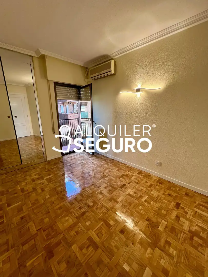 Bedroom of Flat for rent in Madrid  with Air Conditioner, Heating and Terrace