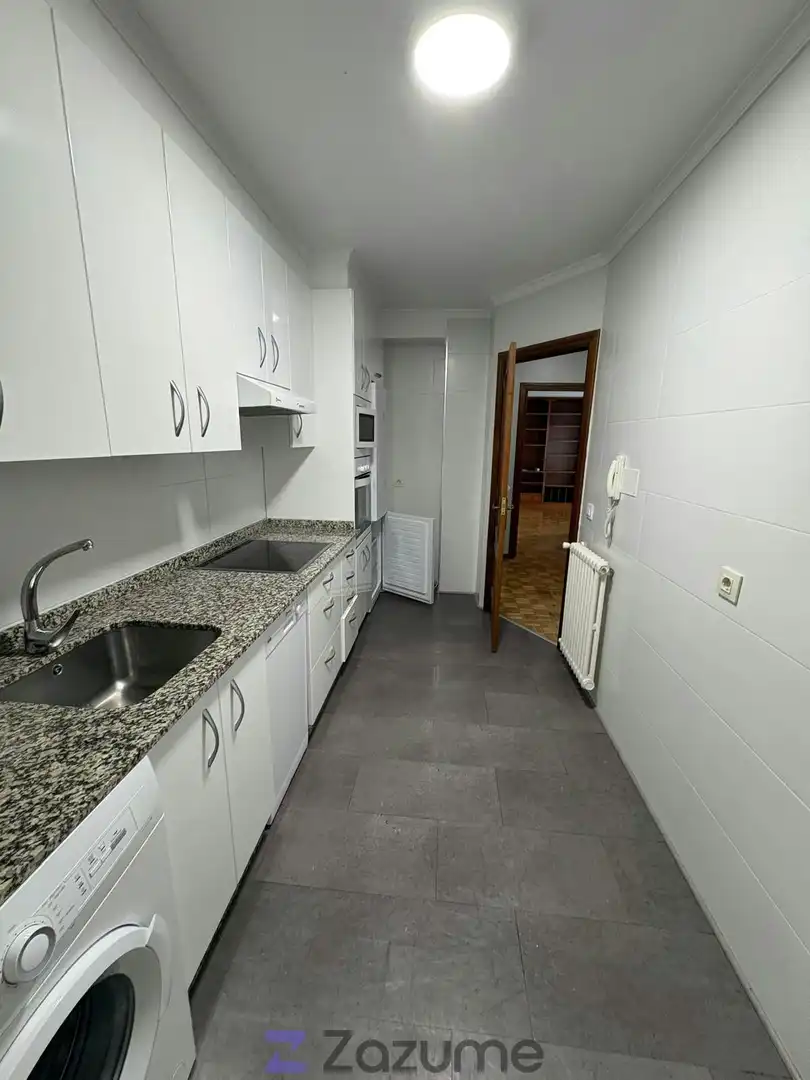 Küche von Wohnung zur Miete in Pontevedra Capital  mit Heizung, Ofen und Waschmaschine