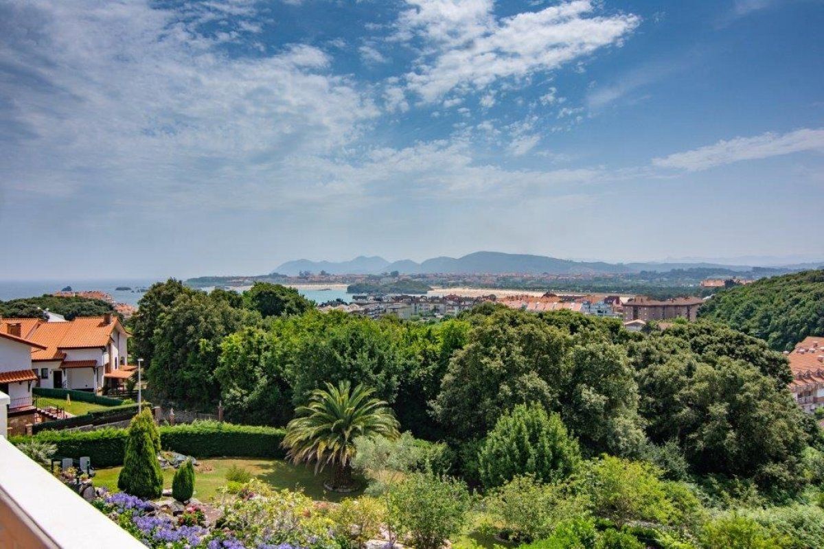 Jardí de Casa o xalet en venda en Arnuero amb Calefacció, Jardí privat i Terrassa