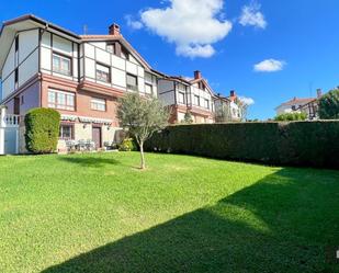 Jardí de Casa adosada en venda en Derio amb Terrassa i Balcó