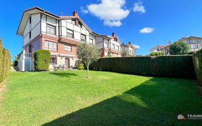 Jardí de Casa adosada en venda en Derio amb Terrassa i Balcó