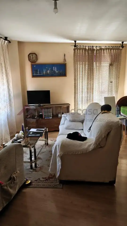 Sala d'estar de Pis en venda en León Capital  amb Calefacció
