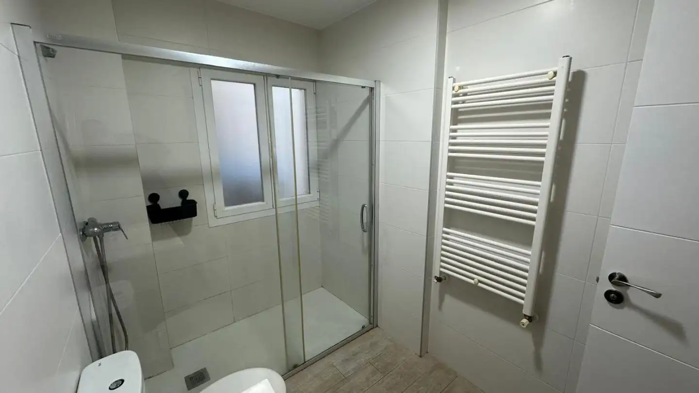 Badezimmer von Wohnung zum Verkauf in Vitoria - Gasteiz mit Heizung, Parkett und Möbliert