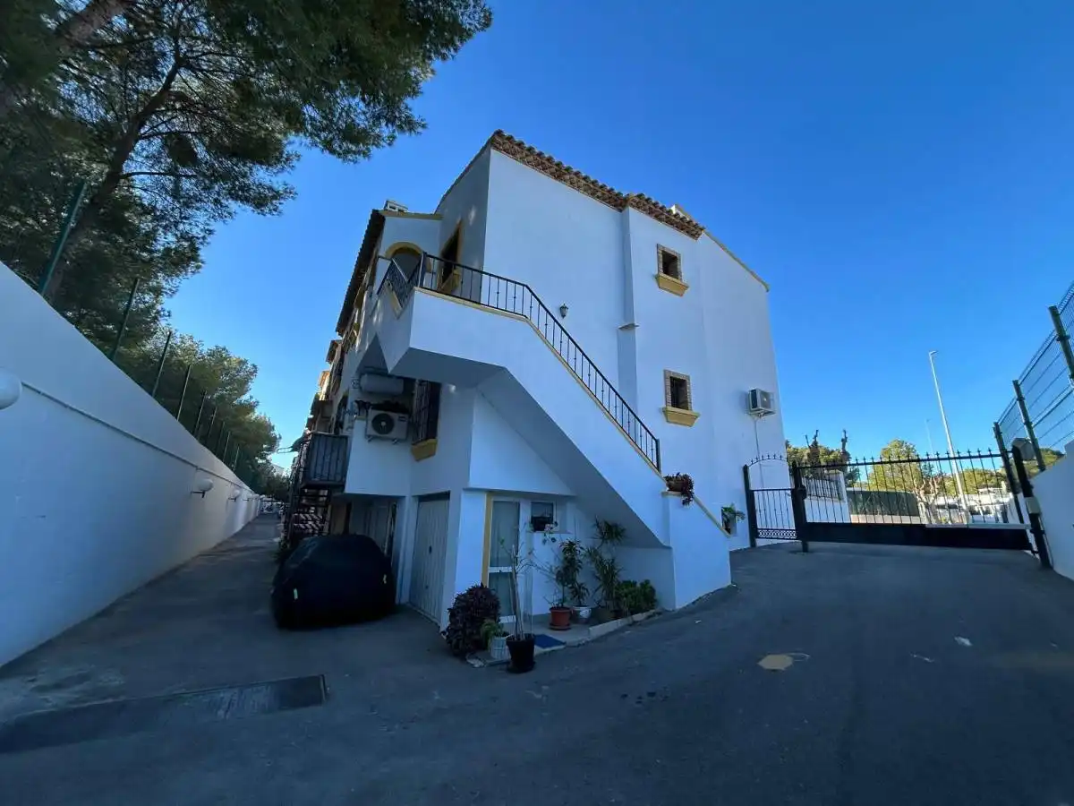 Vista exterior de Casa adosada en venta en Pilar de la Horadada con Calefacción, Terraza y Trastero