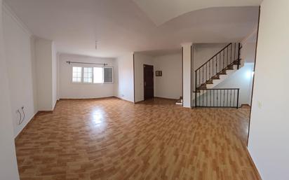 Sala d'estar de Casa adosada en venda en Santa Brígida amb Aire condicionat, Terrassa i Traster
