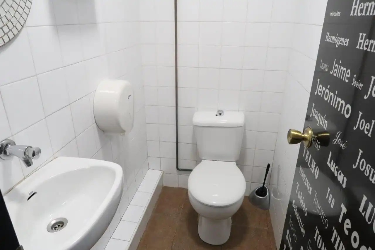 Bany de Local de lloguer en A Coruña Capital  amb Aire condicionat