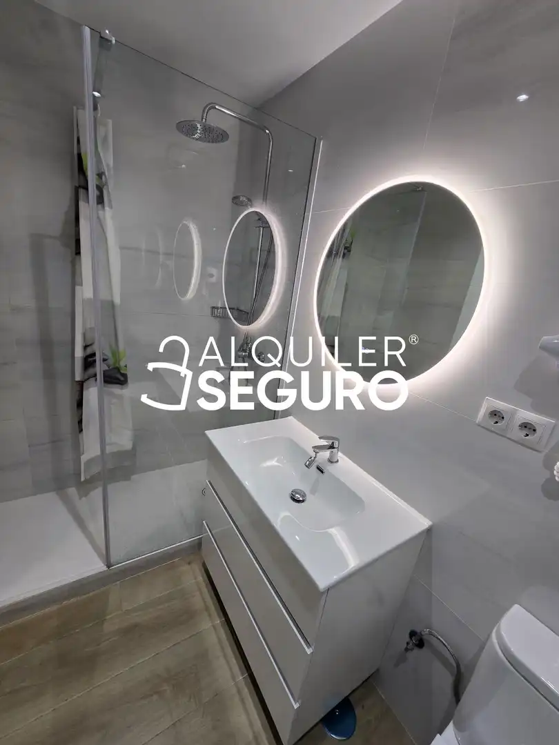 Badezimmer von Wohnung zur Miete in Coslada mit Klimaanlage, Heizung und Möbliert