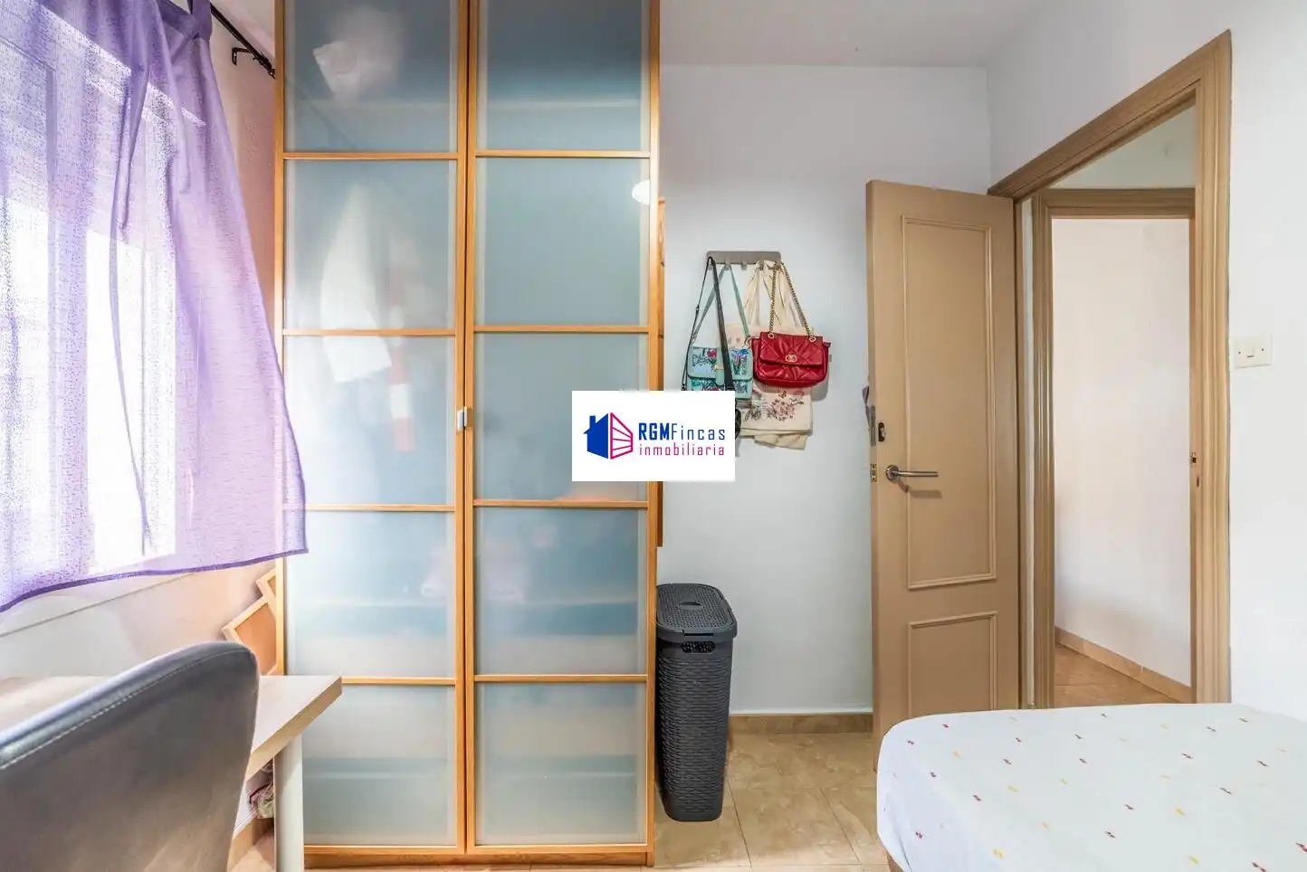 Bedroom of Flat for sale in Sevilla  with Air Conditioner, Furnished and Balcony