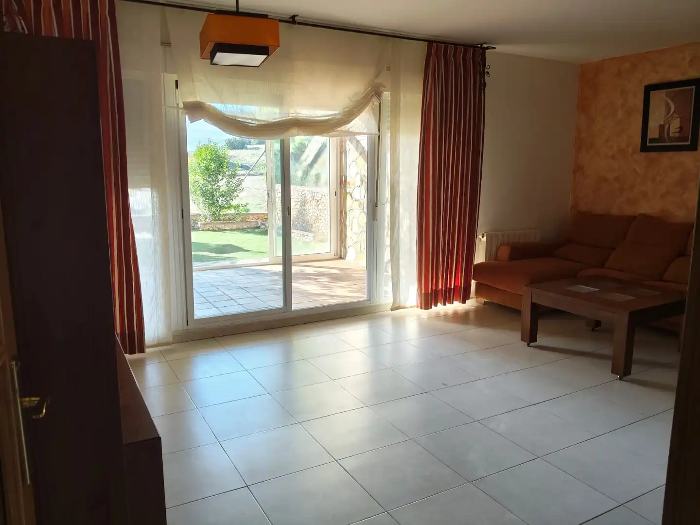 Sala d'estar de Casa adosada en venda en Yebes amb Calefacció, Jardí privat i Traster