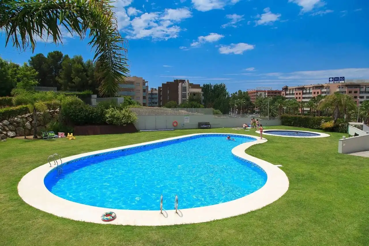 Schwimmbecken von Wohnung zum Verkauf in Salou mit Klimaanlage, Heizung und Privatgarten