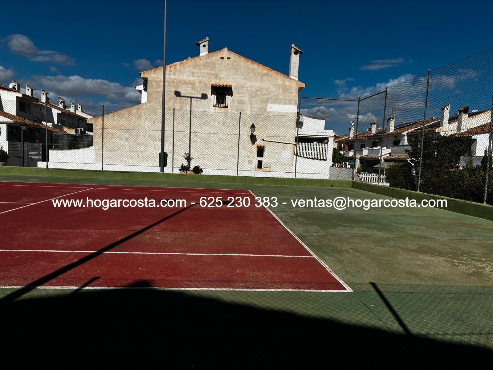 Vista exterior de Casa o xalet en venda en Santa Pola amb Jardí privat, Terrassa i Alarma