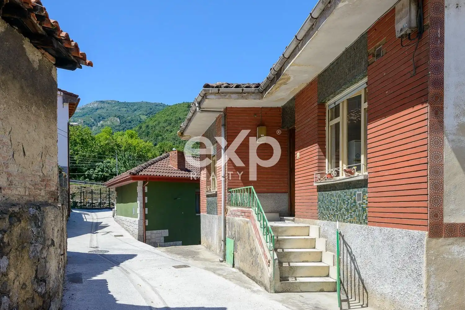 Vista exterior de Casa o xalet en venda en Lena amb Traster i Moblat