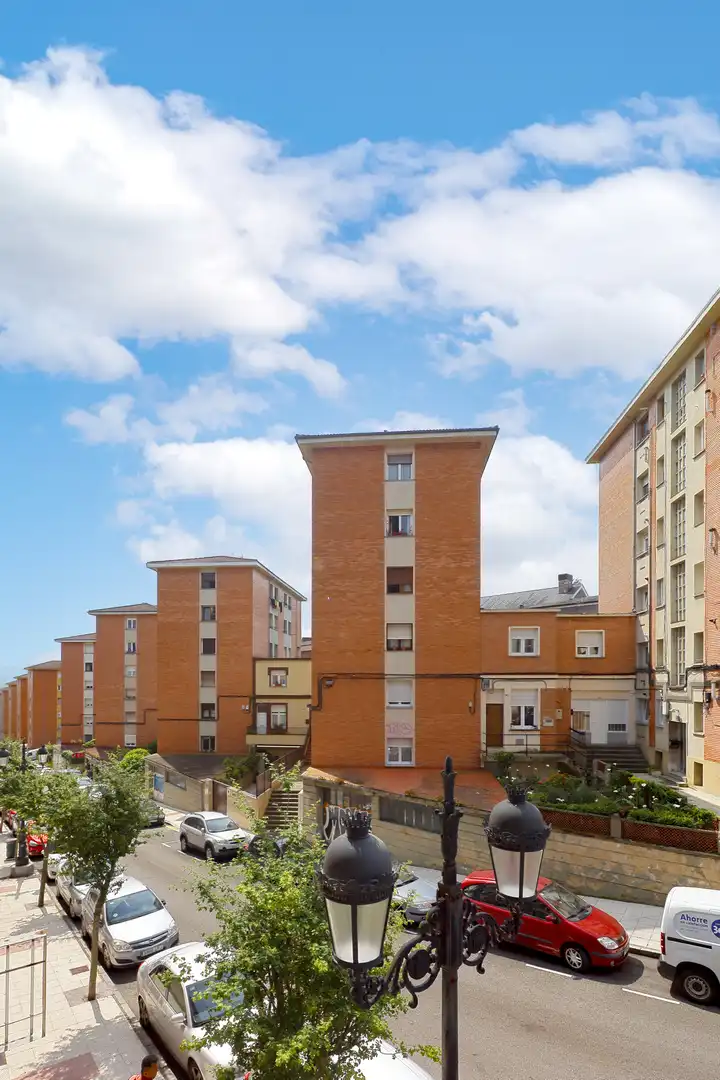 Vista exterior de Piso en venta en Oviedo  con Calefacción y Parquet