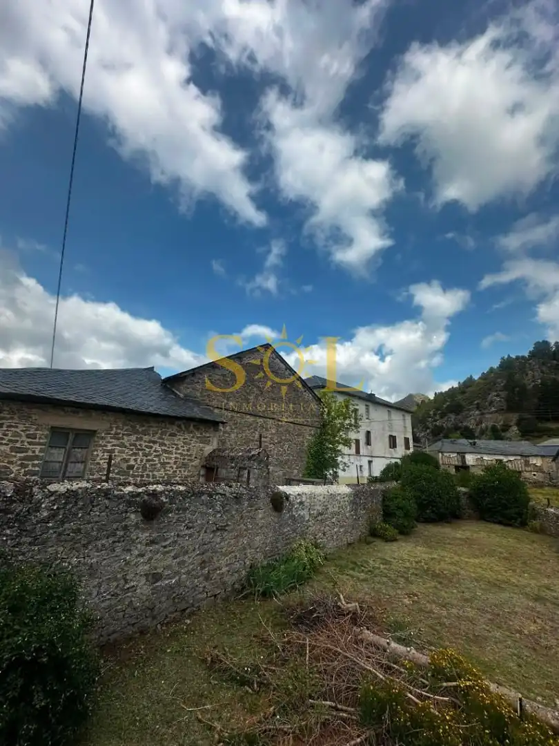 Vista exterior de Casa o chalet en venta en Cabrillanes con Calefacción y Jardín privado