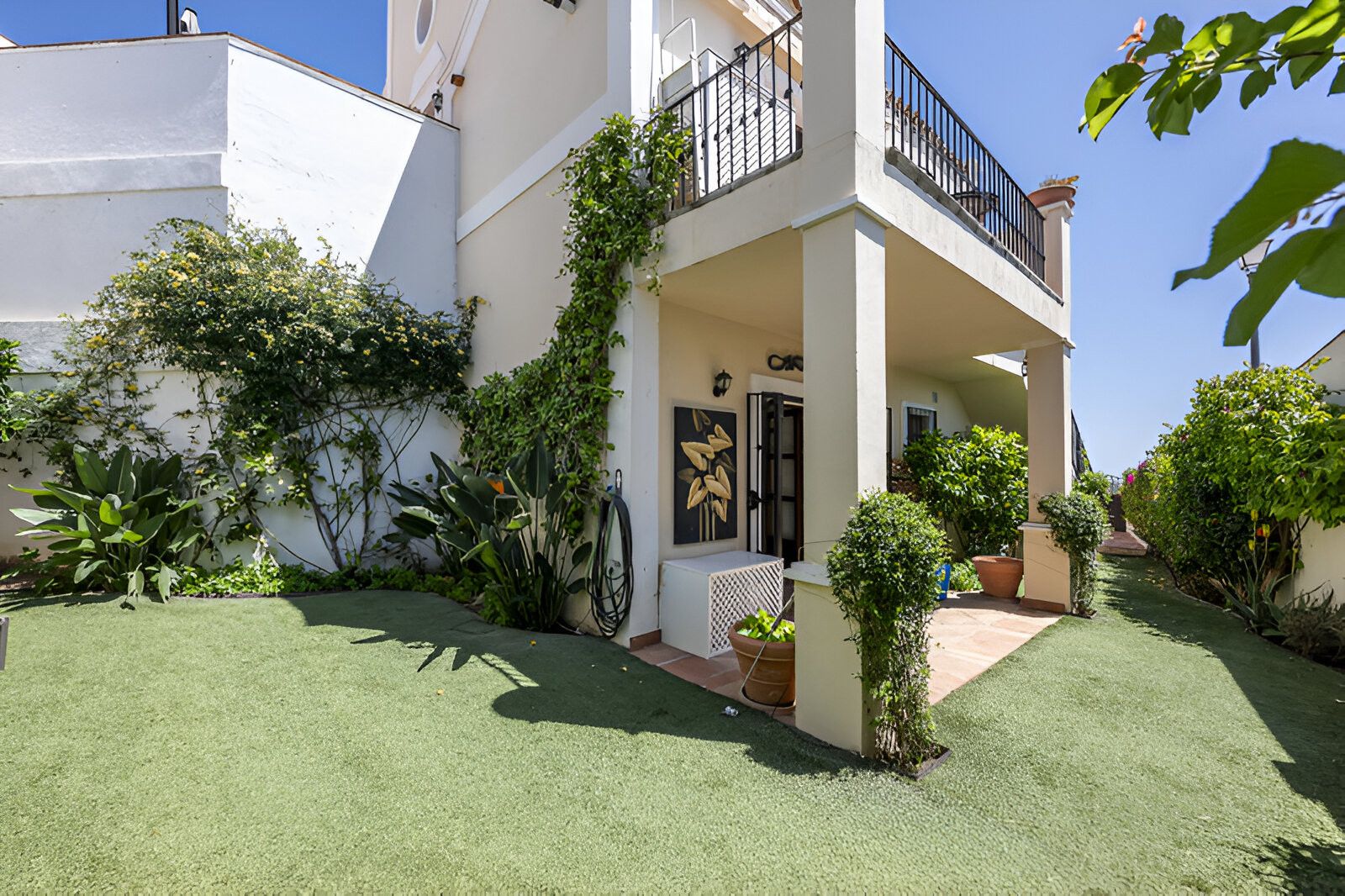 Exterior view of Single-family semi-detached for sale in Benahavís  with Air Conditioner, Terrace and Swimming Pool