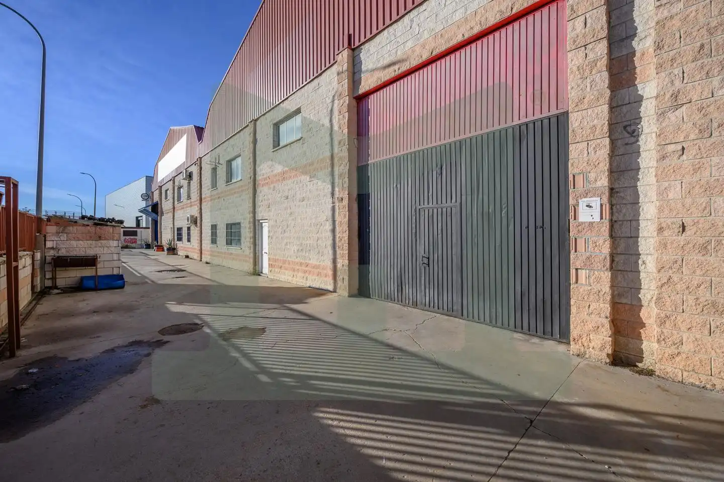 Außenansicht von Fabrikhallen zum Verkauf in Griñón