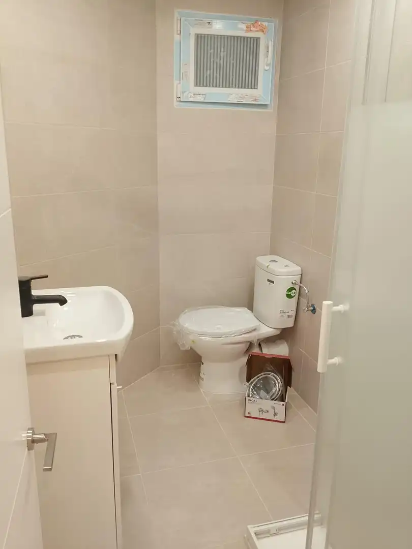 Bathroom of Flat for rent in Oviedo   with Heating, Terrace and Furnished