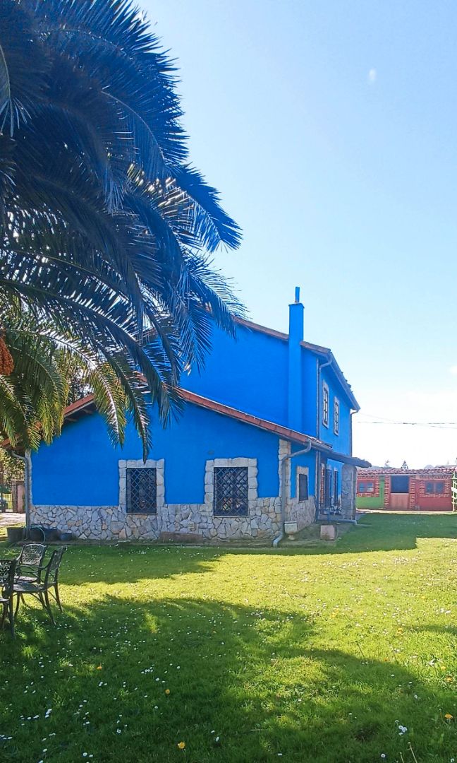 Vista exterior de Casa o xalet en venda en Castrillón amb Jardí privat, Terrassa i Moblat