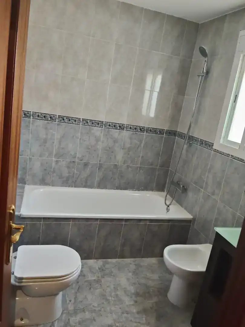 Bany de Dúplex en venda en Bollullos de la Mitación amb Aire condicionat