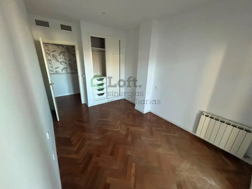 Schlafzimmer von Dachboden zur Miete in Badajoz mit Klimaanlage, Privatgarten und Terrasse