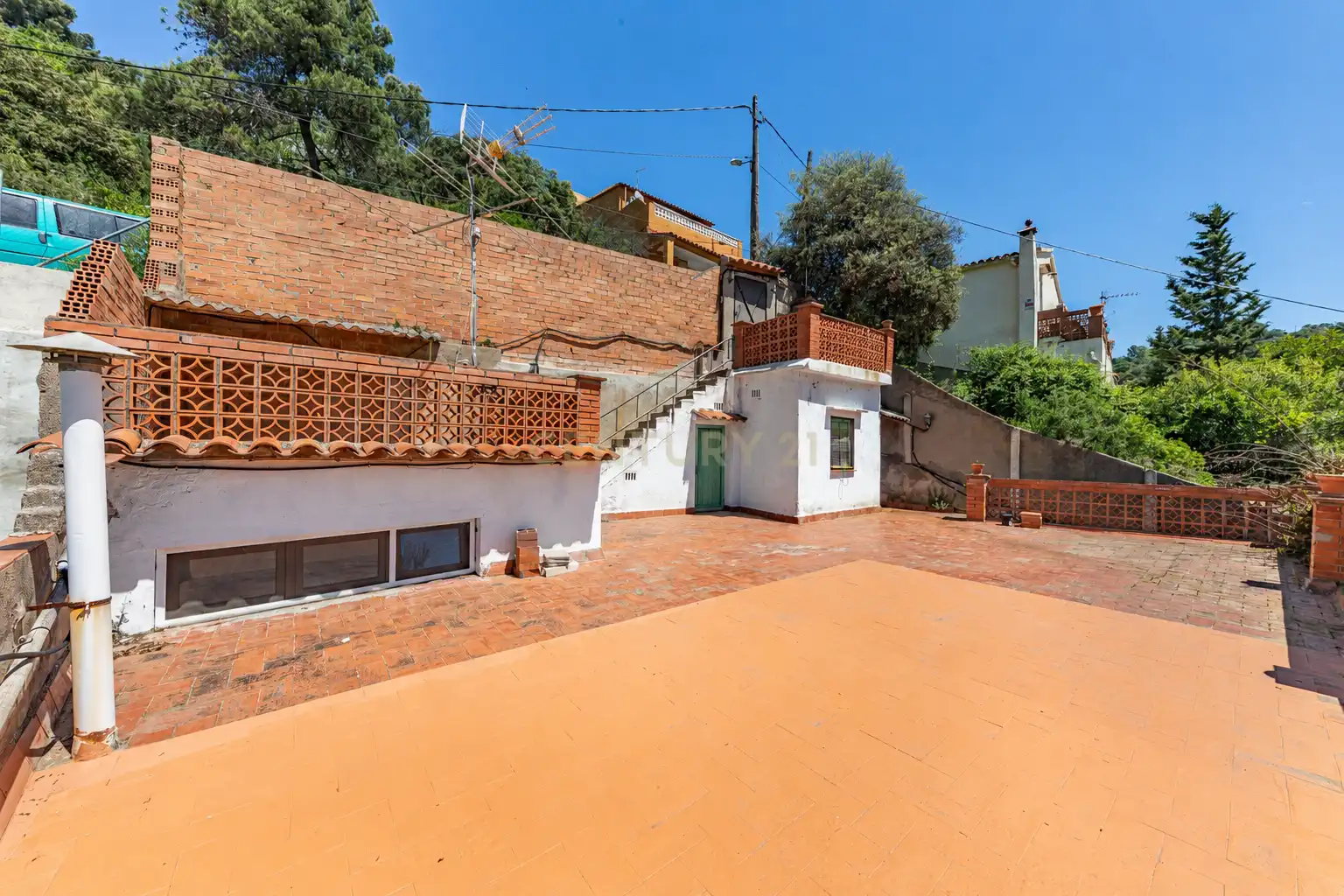 Vista exterior de Casa o xalet en venda en Sant Cugat del Vallès amb Jardí privat i Traster