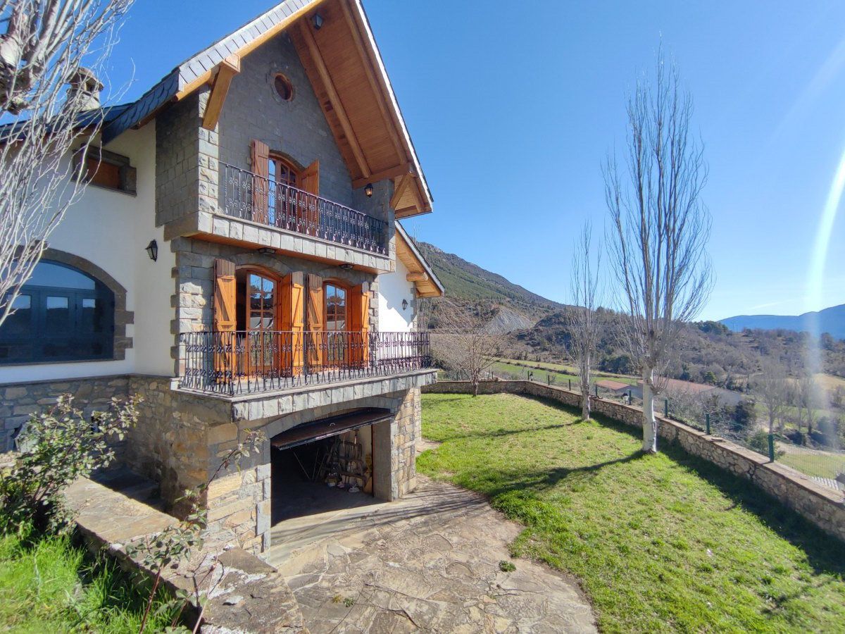 Vista exterior de Casa o xalet en venda en Campo amb Calefacció, Jardí privat i Parquet