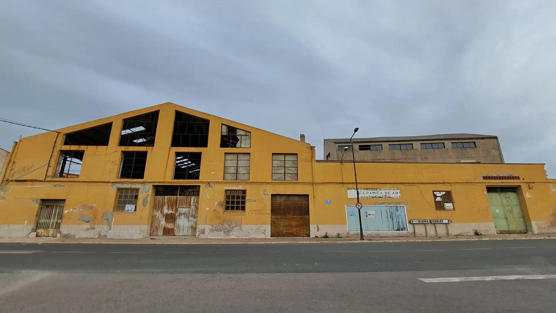 Vista exterior de Nave industrial en venta en Alzira