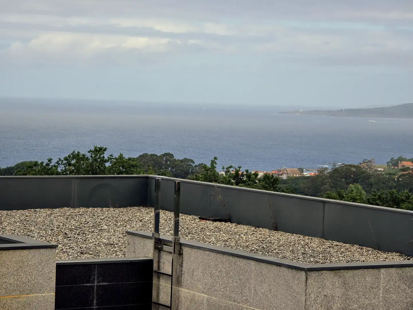 Vista exterior de Casa o xalet en venda en Vigo  amb Calefacció, Jardí privat i Terrassa