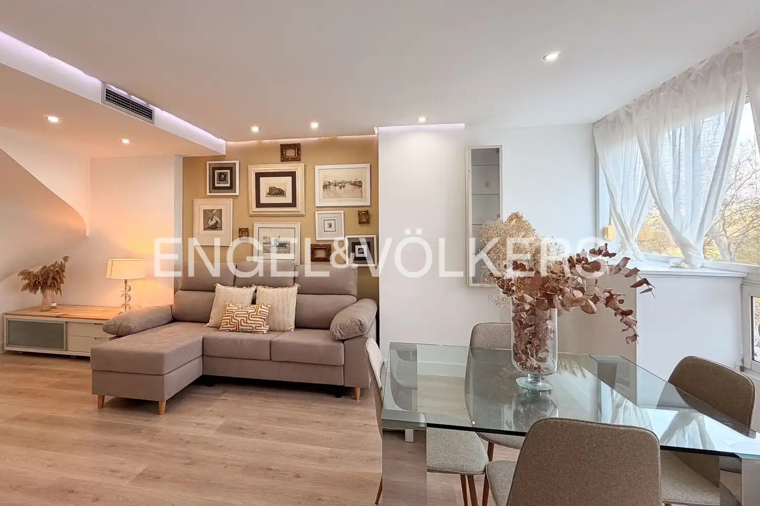 Sala d'estar de Dúplex de lloguer en Valencia amb Aire condicionat, Calefacció i Moblat