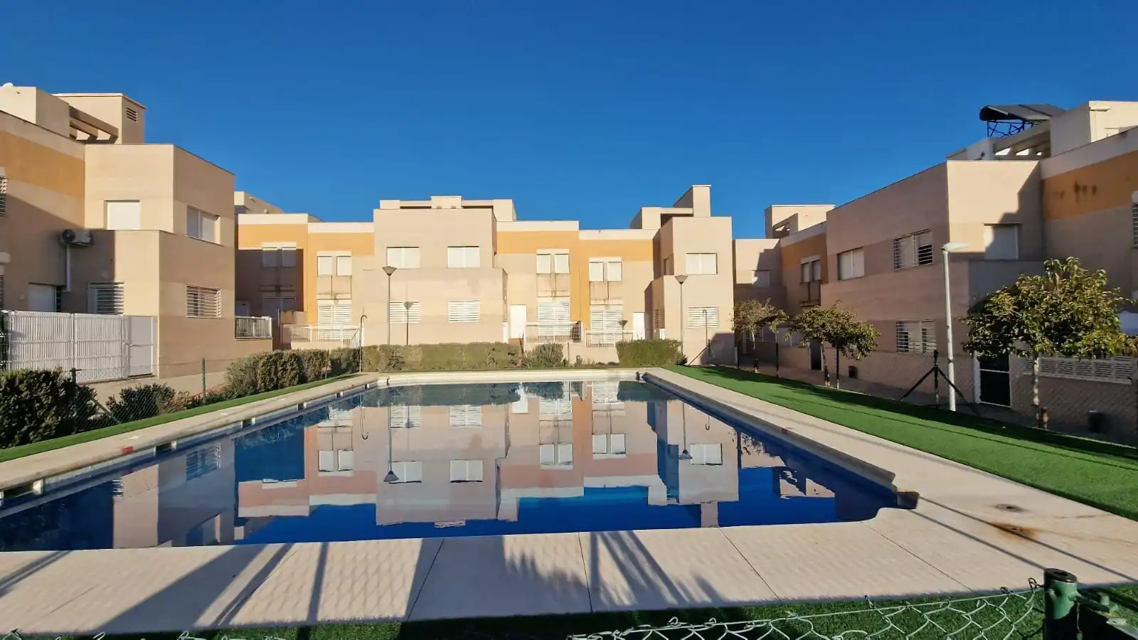 Piscina de Casa o chalet en venta en  Almería Capital con Aire acondicionado y Piscina comunitaria