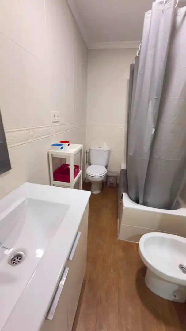 Baño de Piso de alquiler en Granada con Aire acondicionado, Amueblado y Lavadora