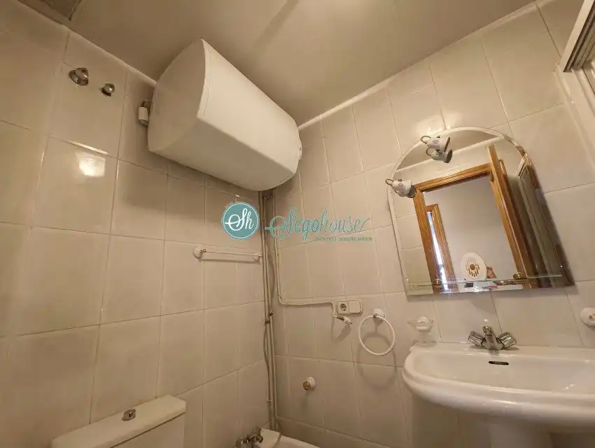 Baño de Piso de alquiler en San Cristóbal de Segovia con Calefacción, Parquet y Amueblado