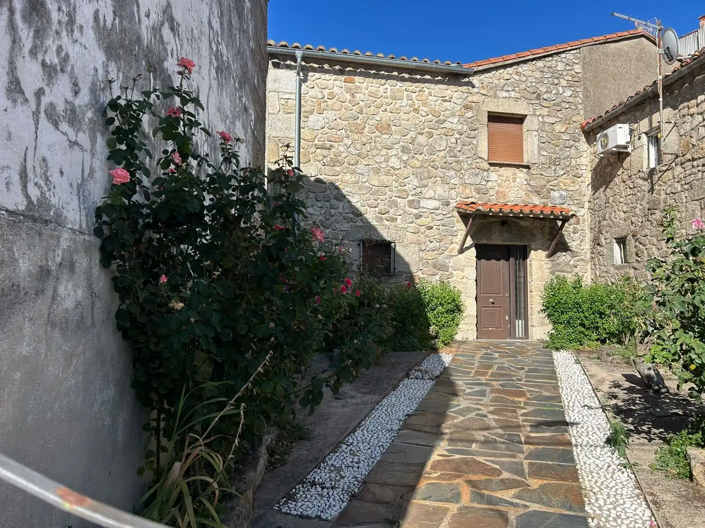 Vista exterior de Casa o xalet en venda en Villamiel amb Calefacció, Traster i Moblat
