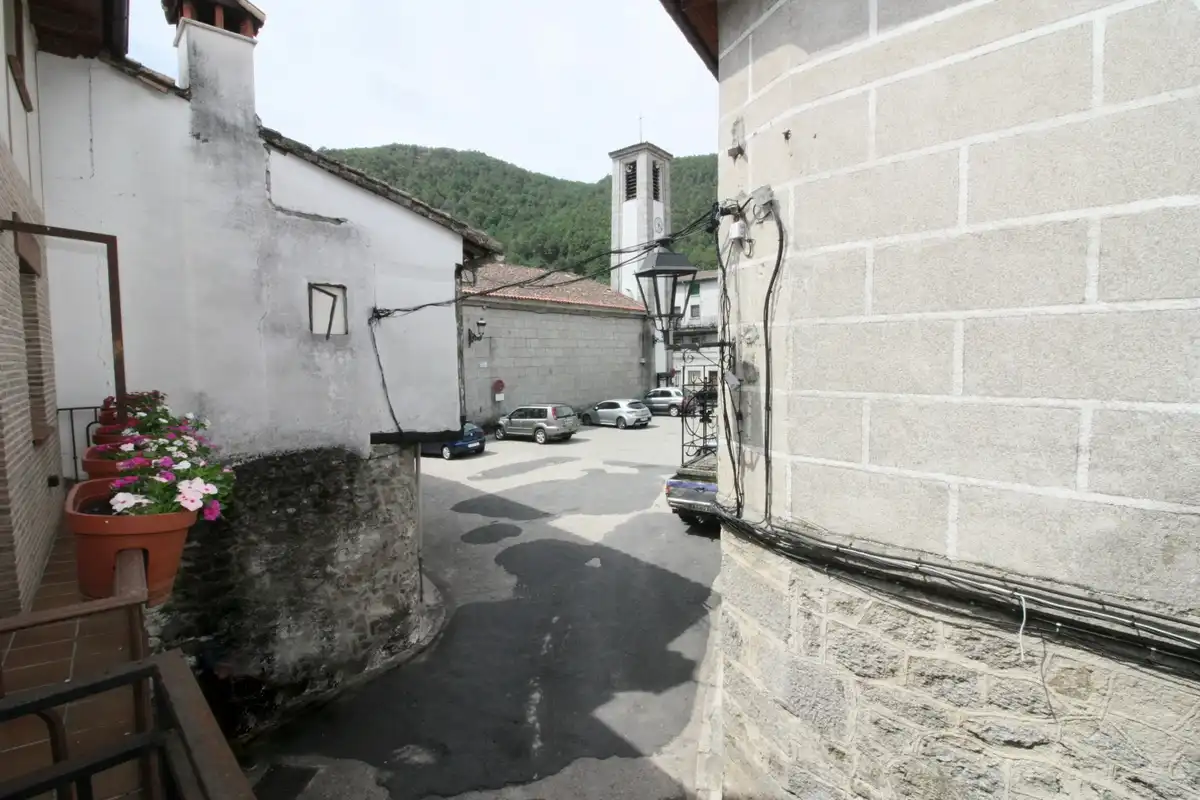 Vista exterior de Casa o xalet en venda en El Hornillo  amb Balcó