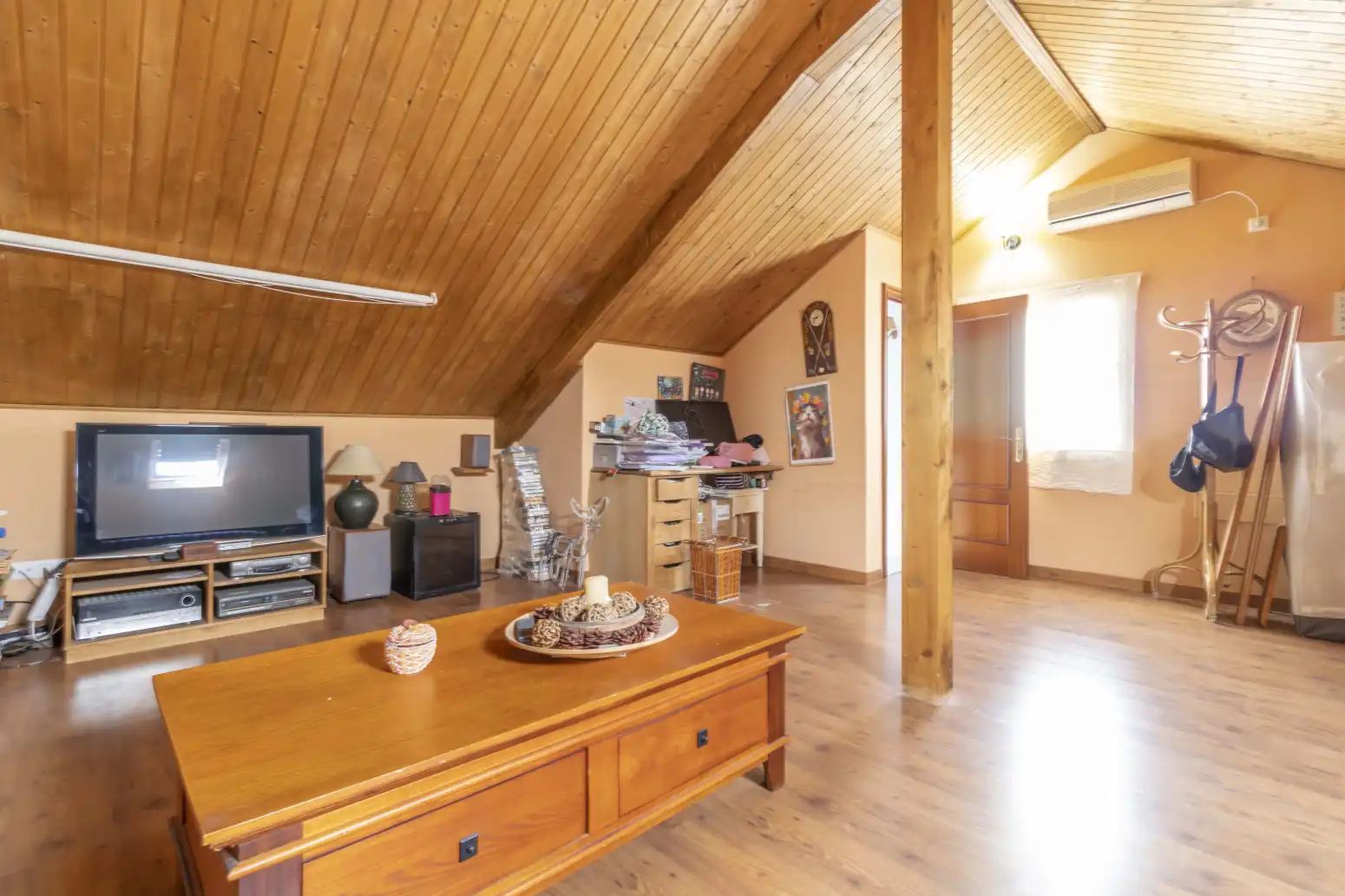 Sala d'estar de Casa adosada en venda en Gines amb Aire condicionat, Jardí privat i Terrassa