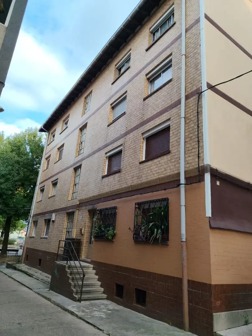 Vista exterior de Pis en venda en Irun  amb Calefacció, Traster i Balcó