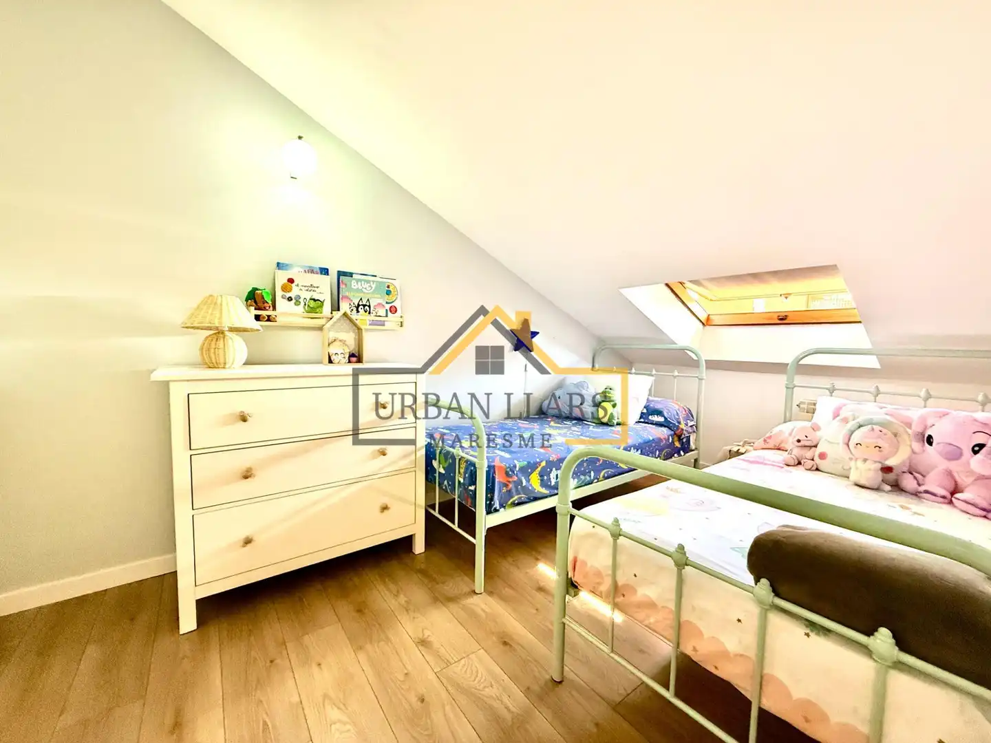 Schlafzimmer von Dachboden zum Verkauf in Mataró mit Klimaanlage, Heizung und Parkett