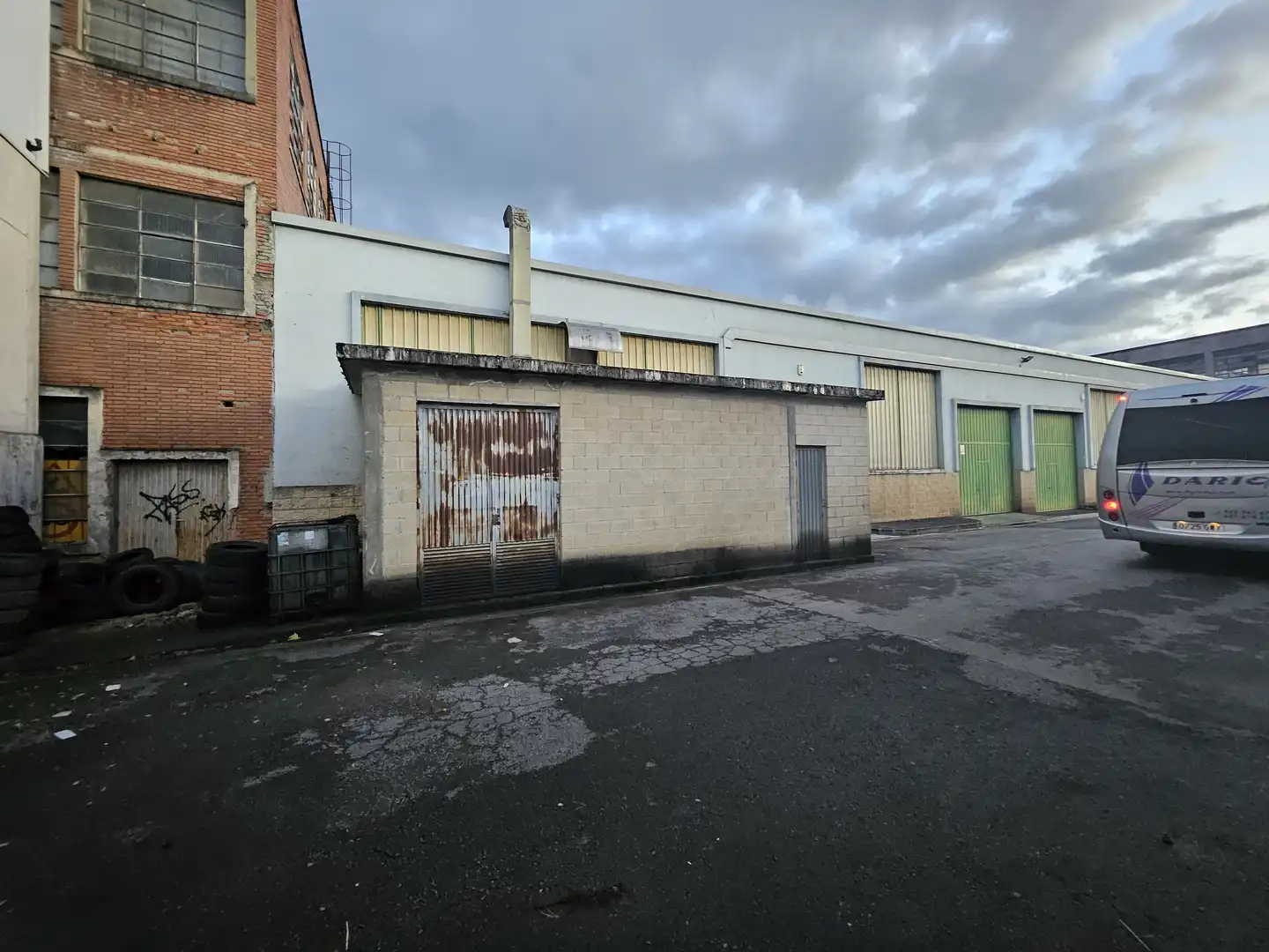 Außenansicht von Fabrikhallen zum Verkauf in Elorrio mit Heizung
