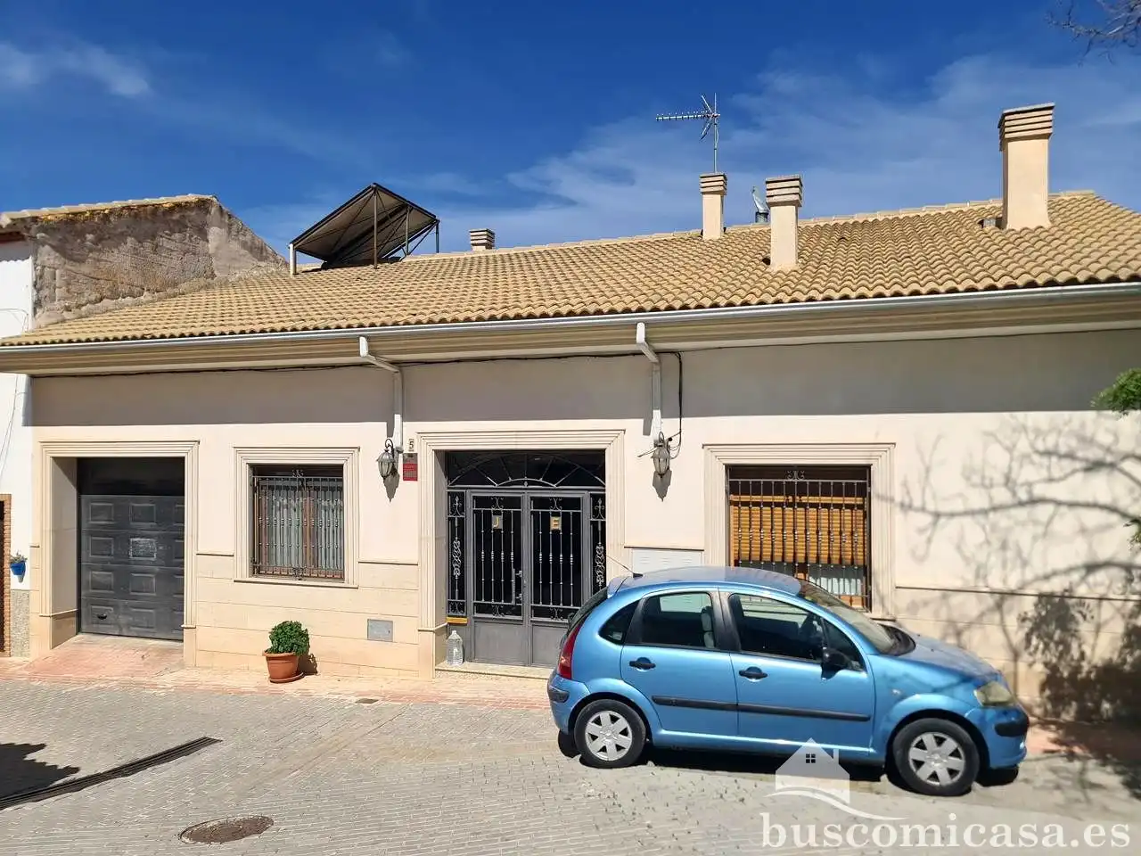 Vista exterior de Casa o xalet en venda en Huelma amb Aire condicionat, Calefacció i Jardí privat