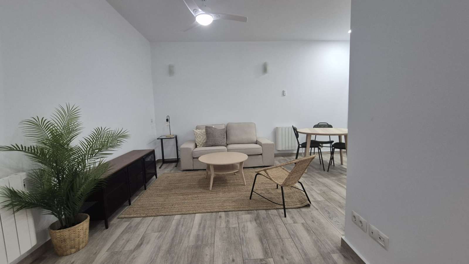 Living room of Apartment to share in  Madrid Capital  with Air Conditioner, Heating and Terrace