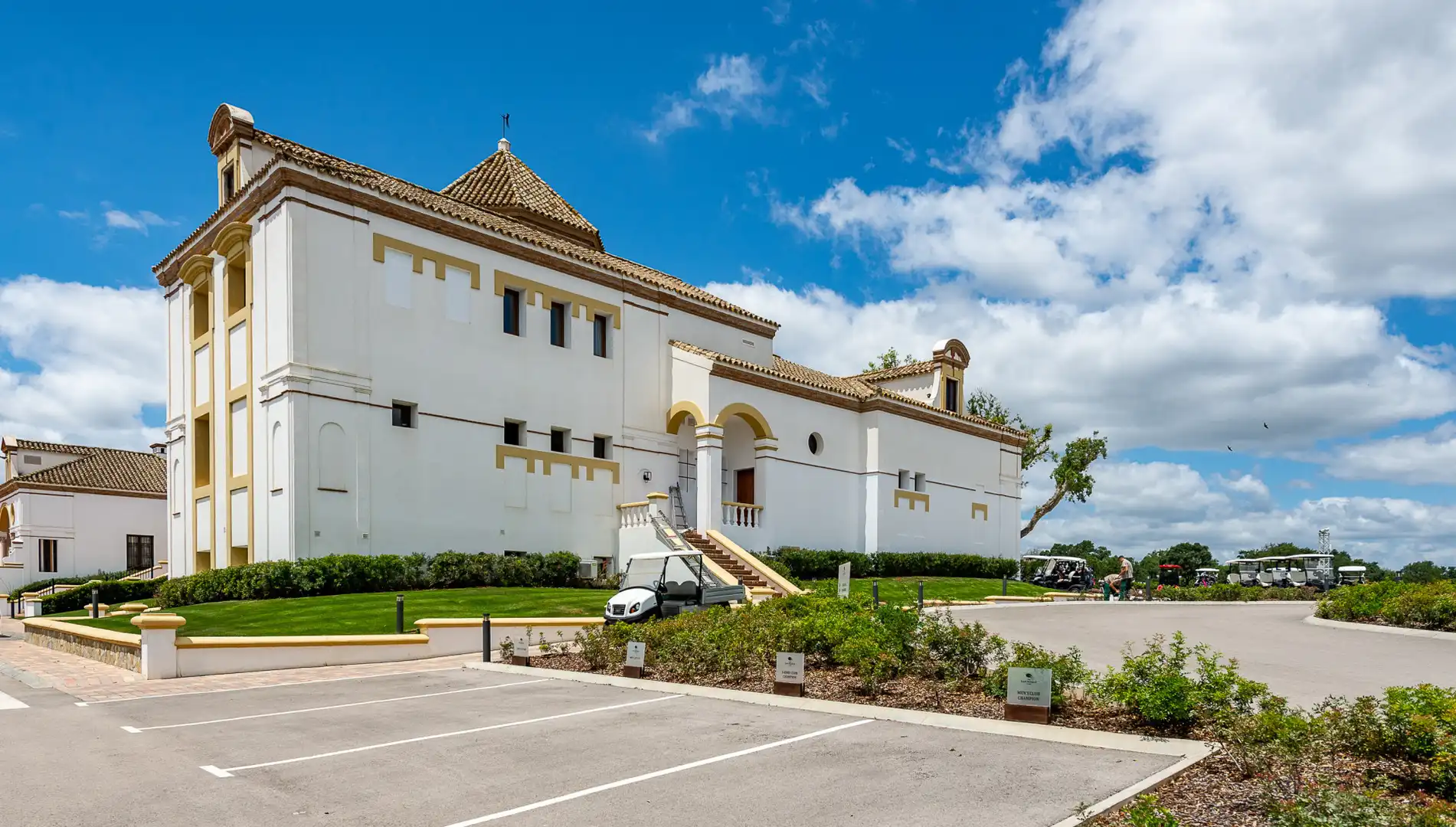 Außenansicht von Erdgeschoss zum Verkauf in Sotogrande mit Klimaanlage, Privatgarten und Terrasse