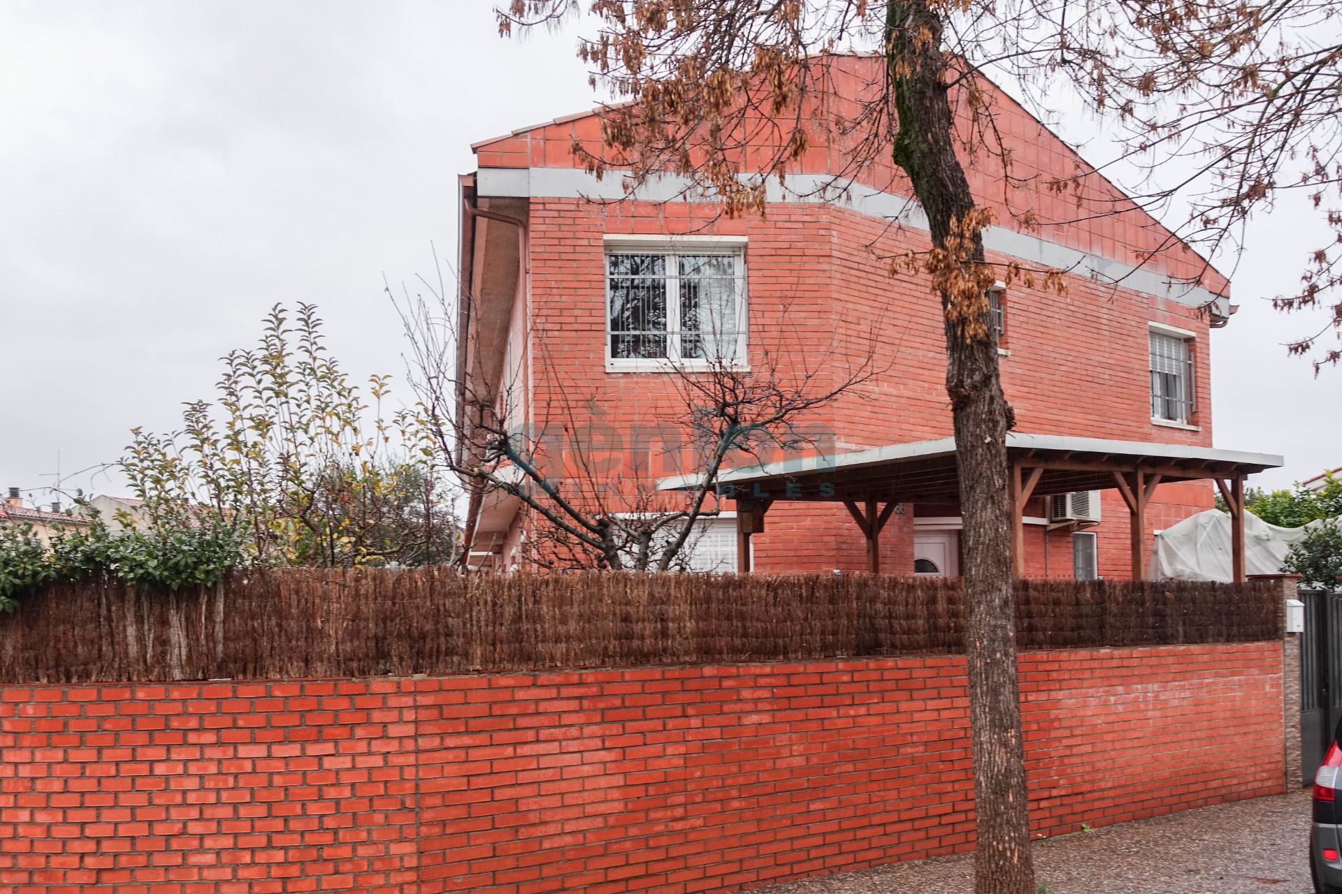 Vista exterior de Casa adosada en venda en Girona Capital amb Aire condicionat, Calefacció i Jardí privat
