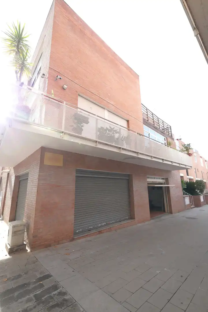 Vista exterior de Casa adosada en venda en Sabadell amb Calefacció, Jardí privat i Terrassa