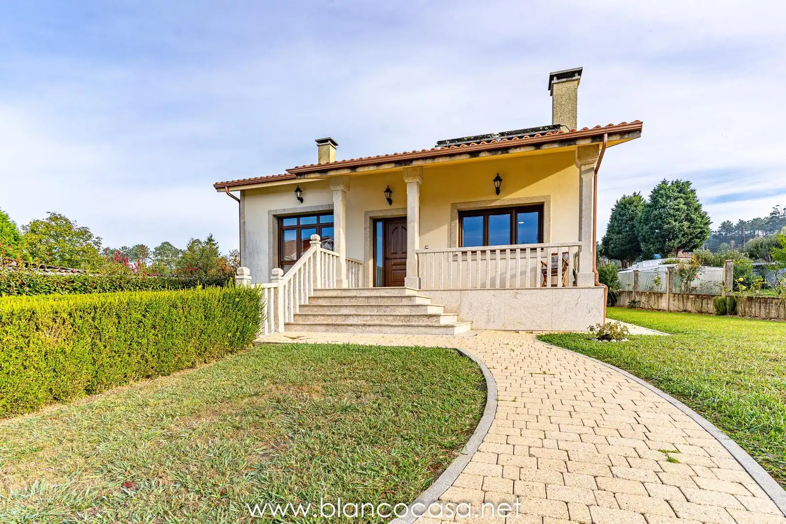 Vista exterior de Casa o chalet en venta en Carballo con Calefacción, Trastero y Amueblado