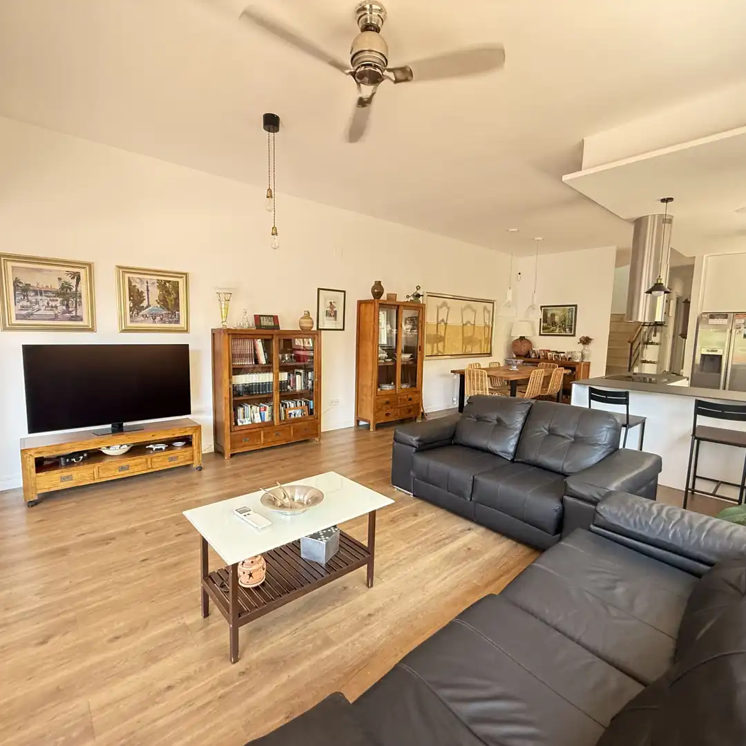 Sala d'estar de Casa adosada en venda en Sitges amb Calefacció, Jardí privat i Parquet