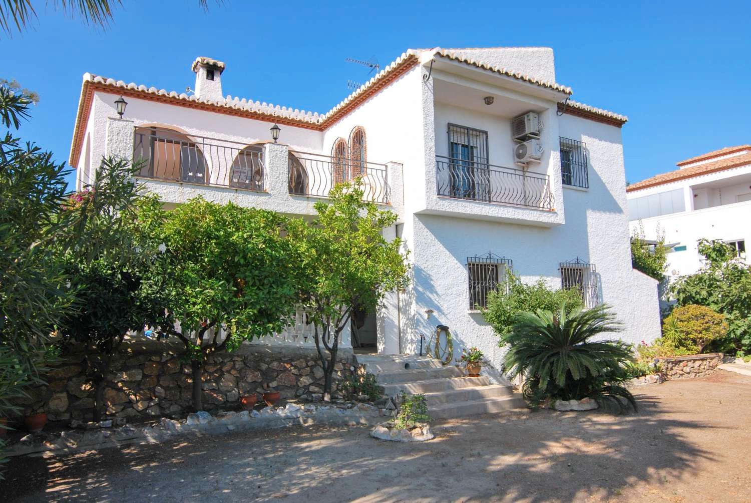 Vista exterior de Casa o xalet en venda en Salobreña amb Terrassa, Traster i Piscina
